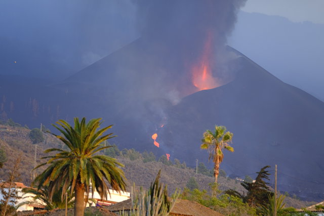 El volcán de Cumbre Vieja el día en el que la erupción de La Palma cumple tres semanas, a 10 de octubre de 2021, en La Palma, Canarias (España). 