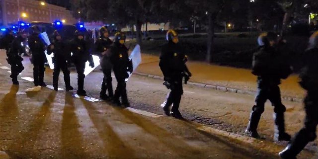 Agentes de Policía Nacional intervienen en un botelló en el Parque del Oeste de Madrid