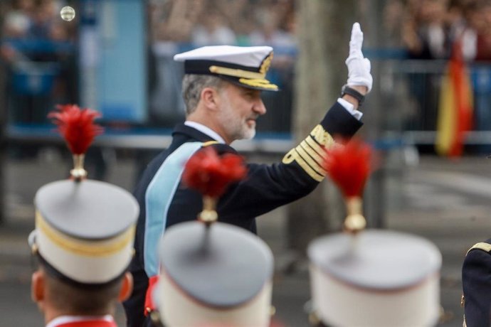 Archivo - El rey Felipe VI saluda a las tropas durante el desfile militar por el Día de la Fiesta Nacional, en Madrid (España) a 12 de octubre de 2019.