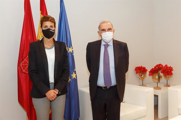 La presidenta de Navarra, María Chivite, recibe al exvicepresidente de la República de Colombia, Humberto de la Calle.