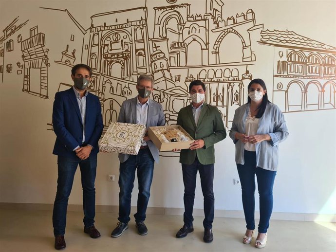 Moreno (2d) visita a la cooperativa El Alcázar.