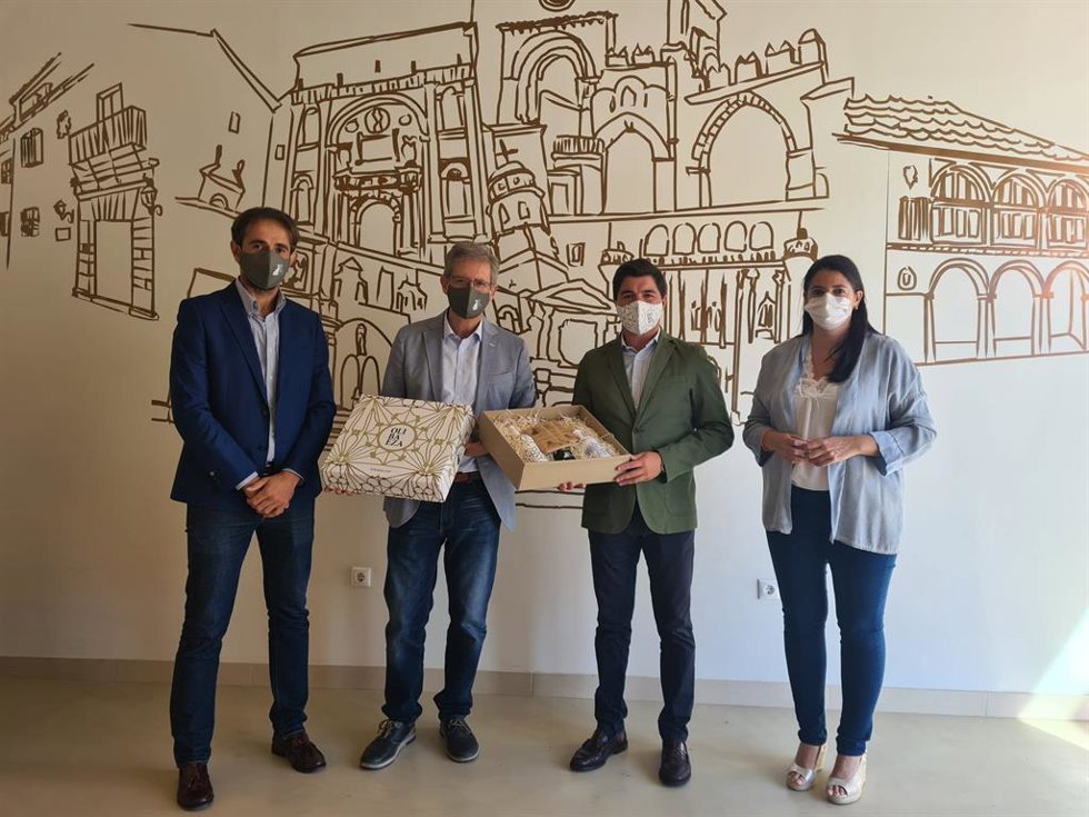 Moreno (2d) visita a la cooperativa El Alcázar.