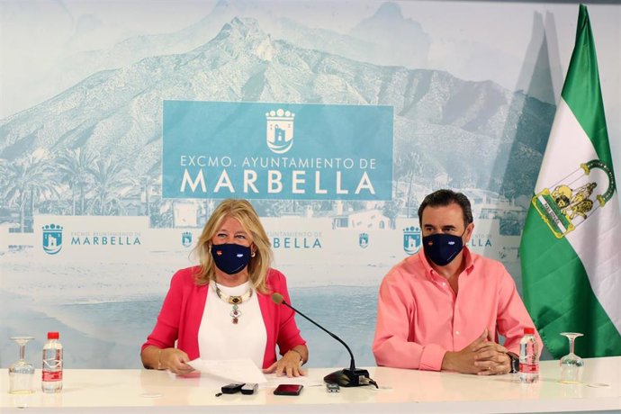 La alcaldesa de Marbella, Ángeles Muñoz, y el delegado de Hacienda y portavoz municipal, Félix Romero, en rueda de prensa