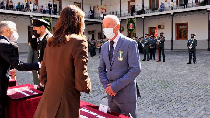 El director del Instituto Nacional de Toxicología y Ciencias Forenses (INTCF), Antonio Alonso, recibe la condecoración de la Cruz de la Orden del Mérito de la Guardia Civil con Distintivo Blanco.