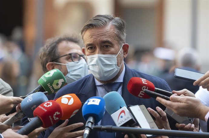 El consejero de la Presidencia de la Comunidad de Madrid, Enrique López, ofrece declaraciones durante los actos de celebración de la Patrona de la Guardia Civil, la Virgen del Pilar