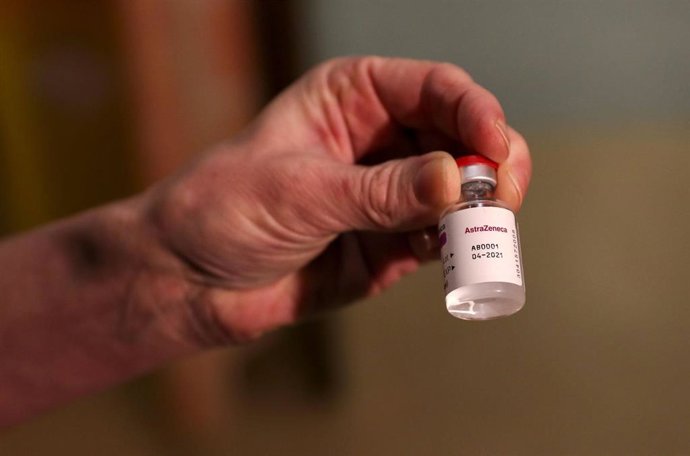 Archivo - Un trabajador sanitario sostiene un vial de la vacuna contra la COVID-19 en Oxford, Reino Unido. 