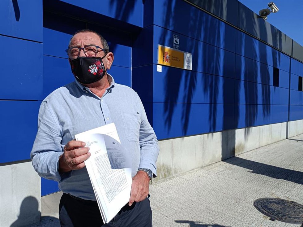 El presidente de la S.D. Nueva Montaña, Mateo Sainz, muestra la denuncia presentada por los insultos a una jugadora del Osasuna B.