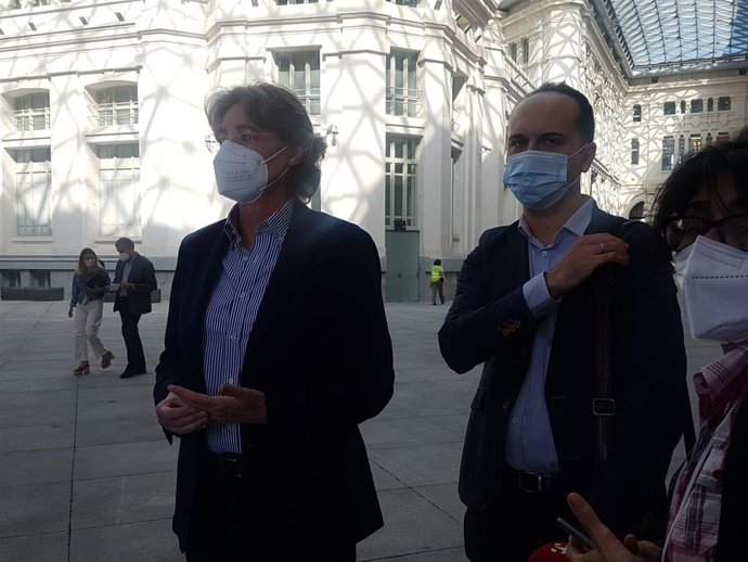 Marta Higueras junto a José Manuel Calvo, miembros de Recupera Madrid