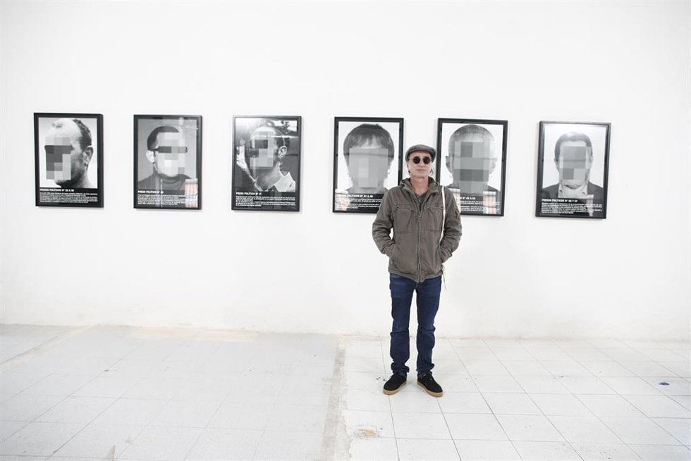 Archivo - El autor de la exposición 'Presos políticos en la España contemporánea', Santiago Sierra posa frente a algunas de sus obras