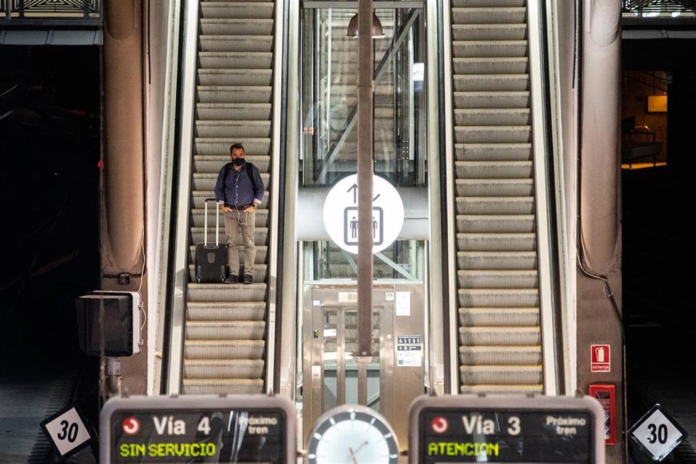 Un hombre desciende por unas escaleras mecánicas en la estación de Atocha