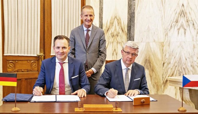 Herbert Diess, presidente del Consejo de Administración del Grupo Volkswagen y el viceprimer ministro checo y ministro de Industria, Comercio y Transporte, Karel Havlícek.