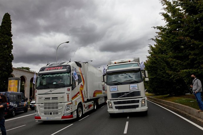Archivo - Caravana de vehículos y camiones desde IFEMA para protestar contra el recorte de caudal del Trasvase Tajo-Segura anunciado por el Ministerio de Transición Ecológica, donde acabará la manifestación, a 24 de mayo de 2021, en Madrid (España). Est