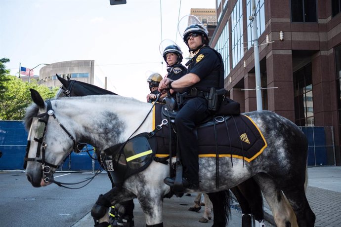 Policías a caballo en Dayton, Ohio