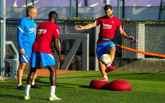 Ousmane Dembélé y Sergio 'Kun' Agüero entrenan con el FC Barcelona, en octubre de 2021, en sus respectivos proceses de recuperación