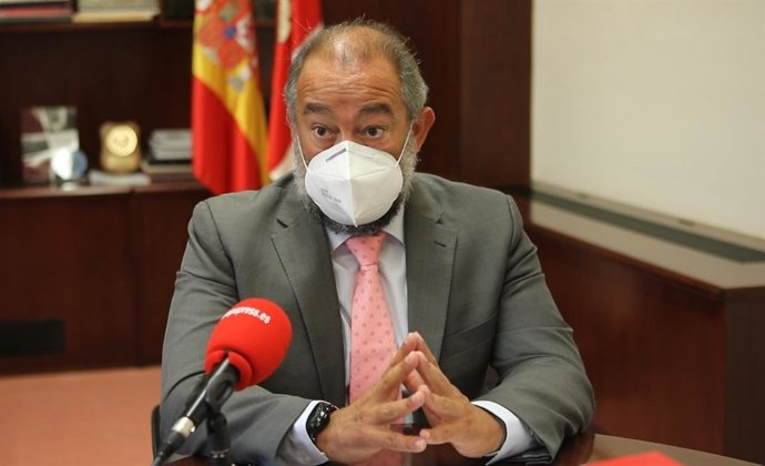 El rector de la UCLM, Julián Garde, en entrevista con Europa Press