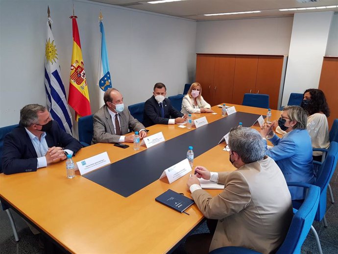 La conselleira do Mar, Rosa Quintana, en una reunión con el cónsul general de Uruguay en Galicia, Ramiro Rodríguez, y con el vicepresidente de la Administración Nacional de Puertos del país latinoamericano, Daniel Loureiro.