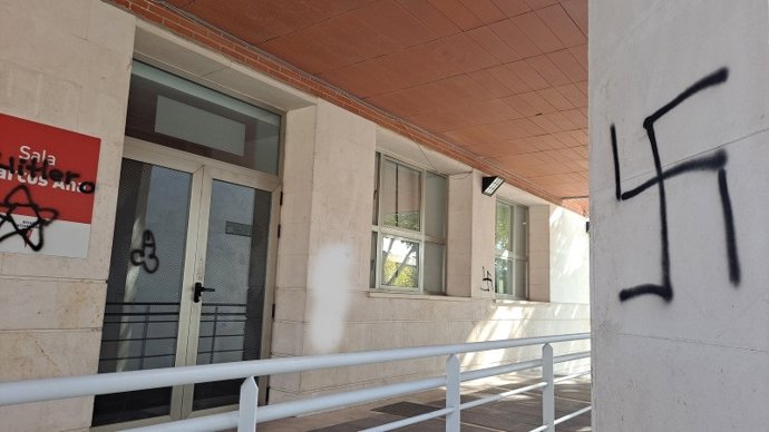 Imágenes de las pintadas con simbología nazi en el centro cultural Federico García Lorca, en la localidad de Rivas Vaciamadrid.