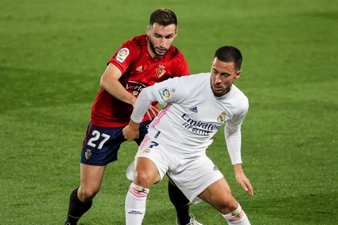 Archivo - Jon Moncayola y Eden Hazard en el Real Madrid-Osasuna de la pasada temporada