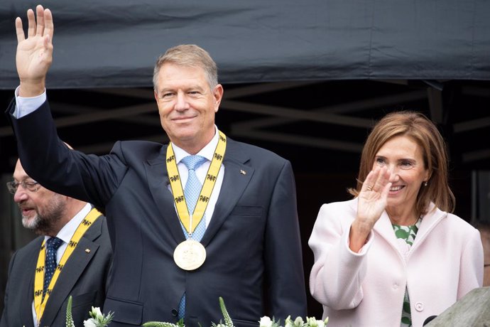 02 October 2021, North Rhine-Westphalia, Aachen: Klaus Iohannis (L), Romanian President, and his wife Carmen stand on the steps of City Hall after Iohannis was awarded the Charlemagne Prize, the oldest and best-known prize awarded for work done in the s