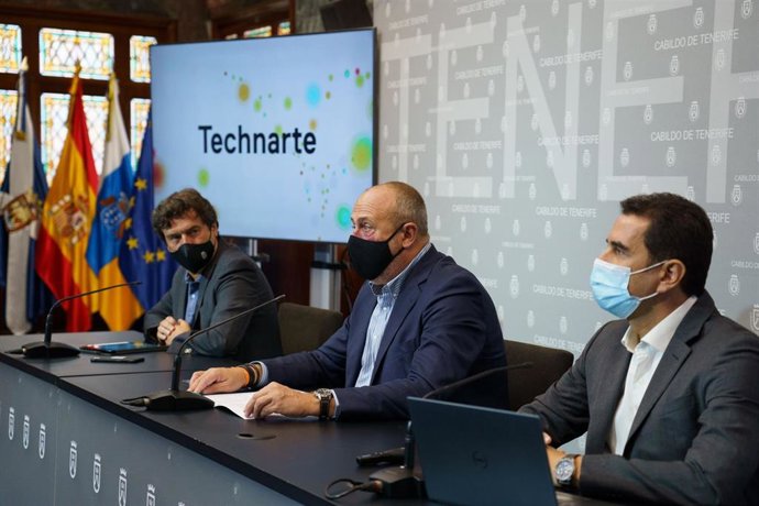 El vicepresidente del Cabildo de Tenerife, Enrique Arriaga (en el centro), en la presentación de la residencia cultural en el ITER