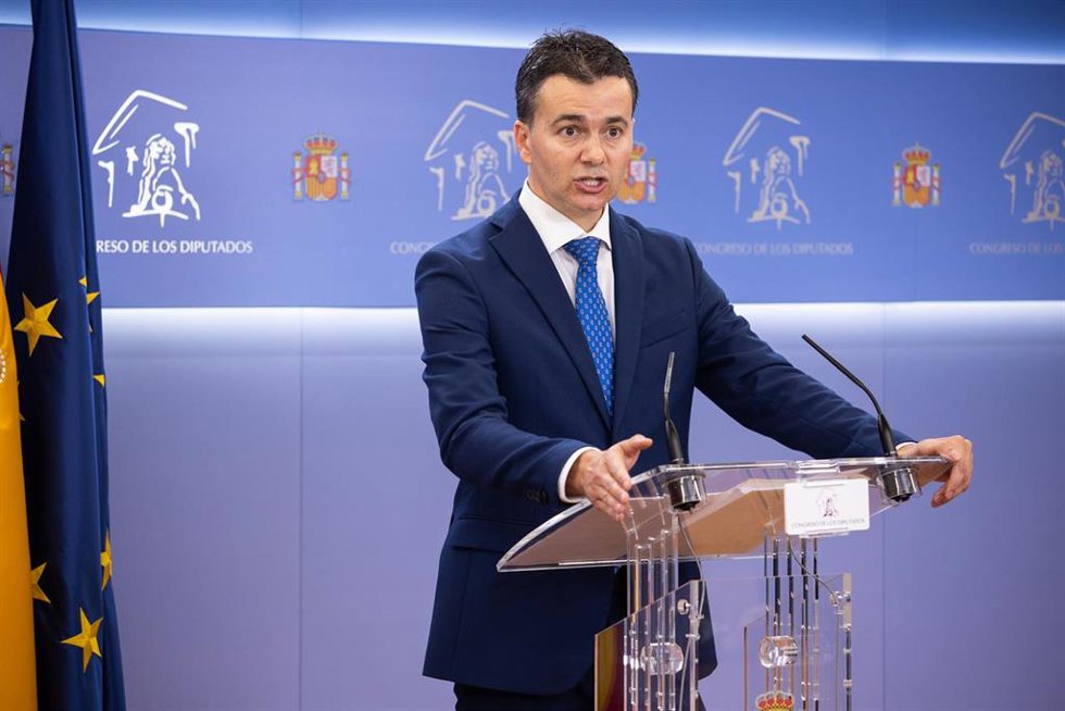 El portavoz del PSOE en el Congreso, Héctor Gómez,  en una rueda de prensa