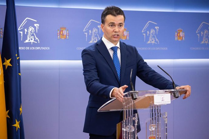 El portavoz del PSOE en el Congreso, Héctor Gómez, durante una rueda de prensa posterior a la Junta de Portavoces en el Congreso 