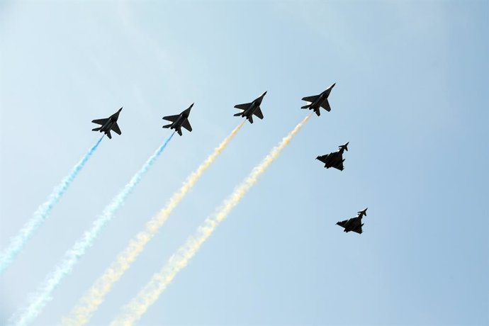 Archivo - 24 August 2021, Ukraine, Kyiv: A squadron if MiG-29 and Eurofighter Typhoon jet fighters performs a flyby during a military parade on the occasion of the 30th anniversary of Independence day of Ukraine. Photo: -/Ukrinform/dpa