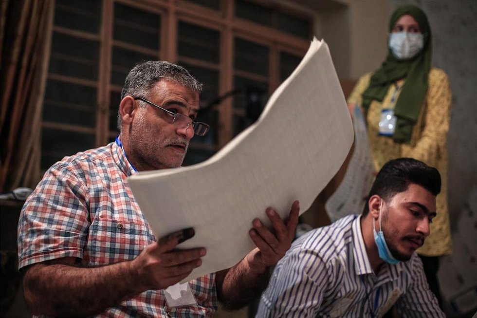 Recuento de votos en un colegio electoral de Bagdad, la capital de Irak. 