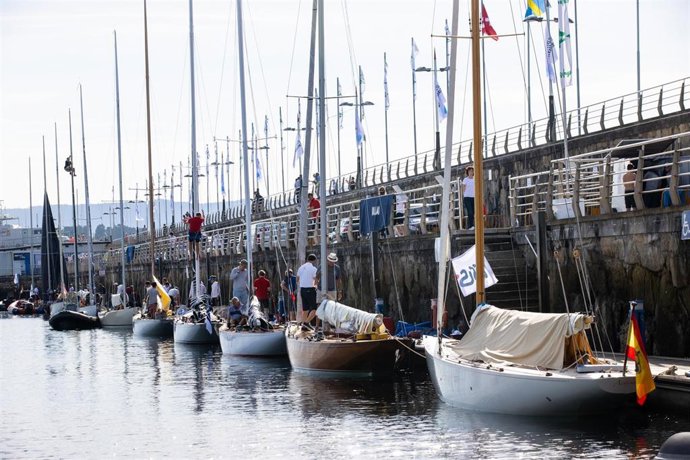 La flota de 6 Metros amarrada en los pantalanes de Nauta Sanxenxo durante la celebración del campeonato de Europa