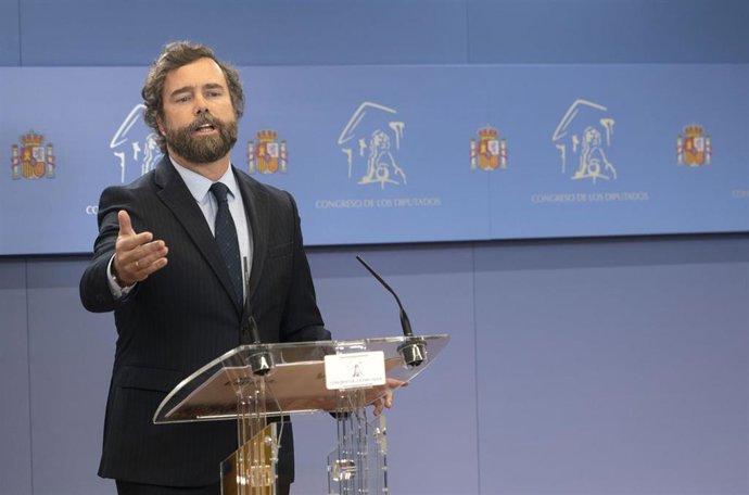 El portavoz de Vox en el Congreso, Iván Espinosa de los Monteros, durante una rueda de prensa posterior a una reunión de la Junta de Portavoces 