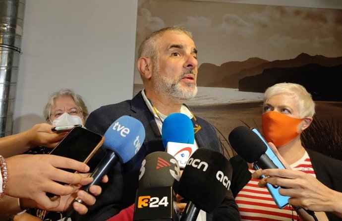 El presidente de Cs en el Parlament de Catalunya, Carlos Carrizosa, en declaraciones a la prensa tras suspender el acto de Jóvenes Cs