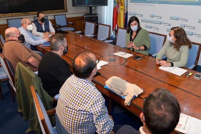 Gema Igual se reúne con los trabajadores del servicio de basuras