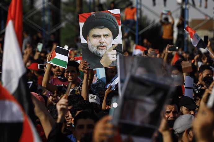 Archivo - 15 May 2021, Iraq, Baghdad: Demonstrators and followers of Shiite cleric Muqtada al-Sadr hold his picture among Palestinian flags as they gather in Baghdad's Tahrir square during a demonstration in solidarity with Palestinians against Israel, 