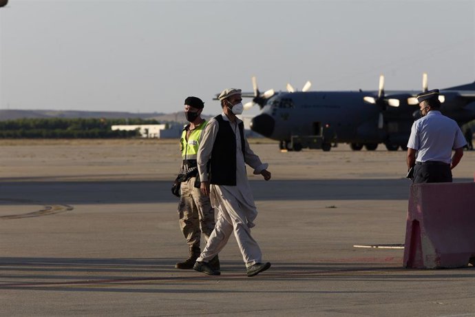 Archivo - Un afgano refugiado a su llegada a la Base Aérea de Torrejón, a 27 de agosto de 2021, en Torrejón de Ardoz, Madrid (España). 