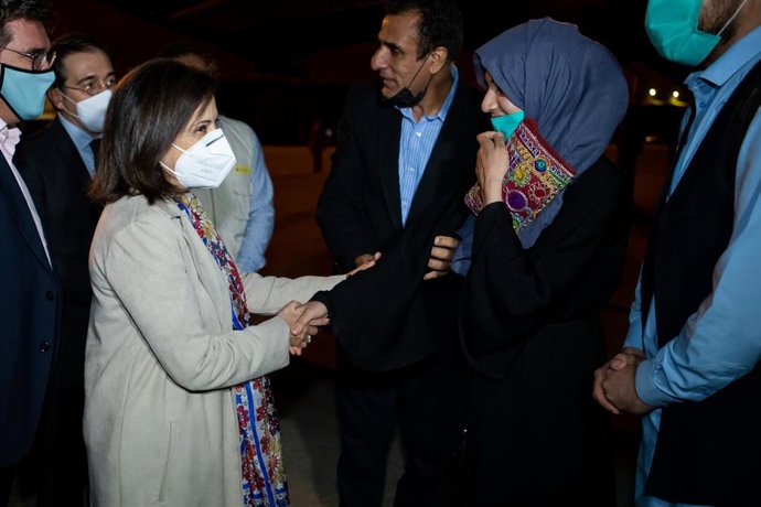 Margarita Robles saluda a los afganos que han llegado este lunes a la base aérea de Torrejón, en Madrid
