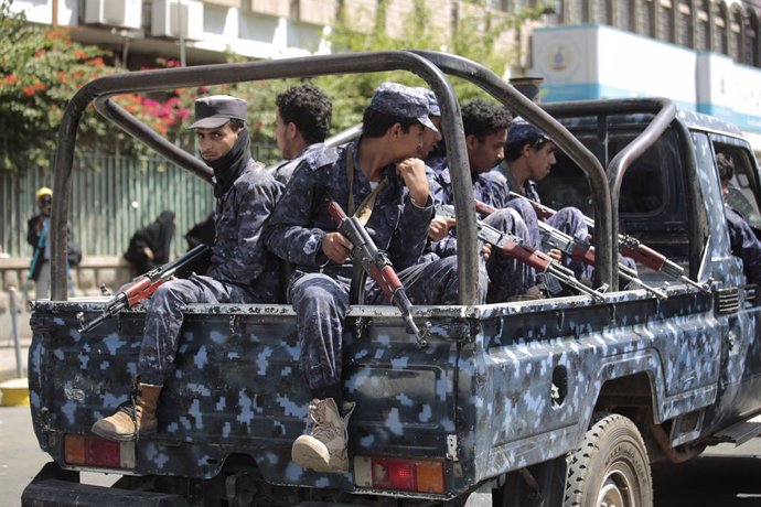 18 September 2021, Yemen, Sanaa: Police troopers guard a street during the execution of nine men convicted for being involved in the assassination of senior Houthi leader Saleh al-Samad before their execution at Tahrir Square in Sanaa. Yemen's Houthi re