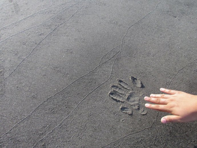 Archivo - Una huella de la mano de un niño