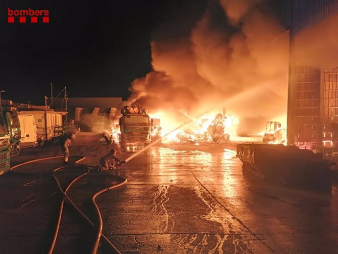 Los  Bombers trabajan en un incendio en una nave industrial en Amposta