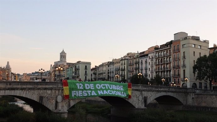 Pancarta de Vox en el Pont de Pedra de Girona