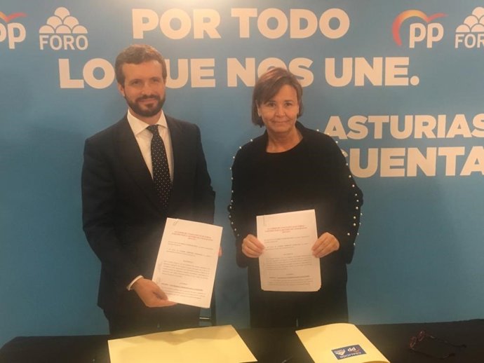Archivo - El presidente del PP, Pablo Casado, y la presidenta de Foro, Carmen Moriyón, reeditan el acuerdo de coalición para las elecciones generales