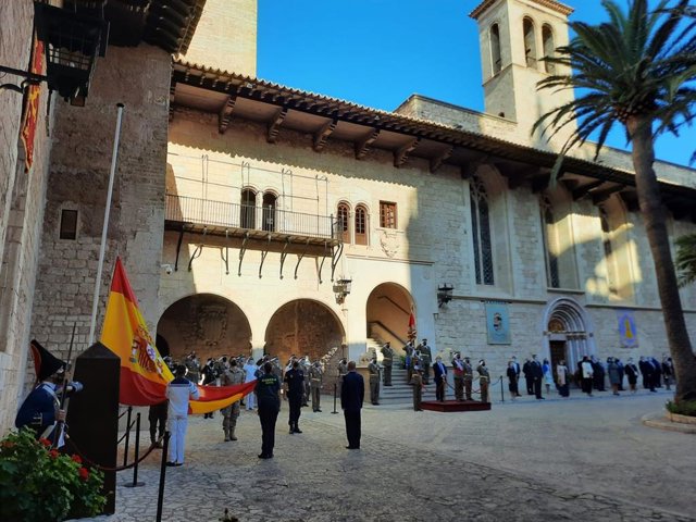 Momento del izado de la bandera de España en el acto en la Comandancia de Baleares.