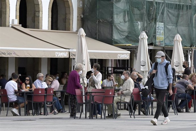 Varias personas en la terraza de un bar en A Coruña