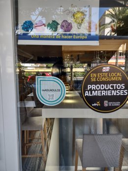 Sello de la plataforma online DeAguadulce en el acceso a un establecimiento.