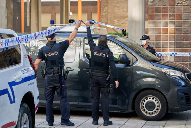 Agentes de la Ertzaintza acordonan las inmediaciones de una vivienda del barrio Sansomendi de la capital alavesa donde un varón ha asesinado presuntamente a su esposa, a 12 de octubre de 2021, en Vitoria, Álava, Euskadi (España).