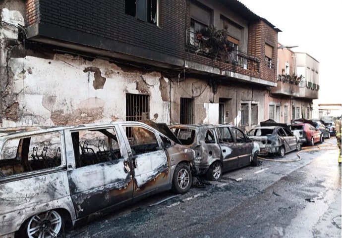 Incendio de coches y vivienda en Molina de Segura