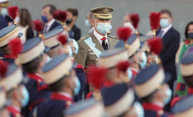 El rey Felipe VI llega al acto solemne de homenaje a la bandera nacional y desfile militar en el Día de la Hispanidad, a 12 de octubre de 2021, en Madrid, (España). 