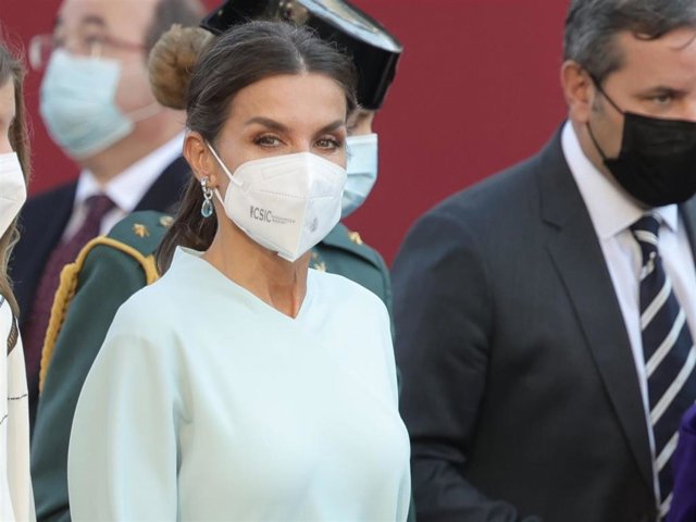 La reina Letizia ha deslumbrado con un elegante vestido de Felipe Varela