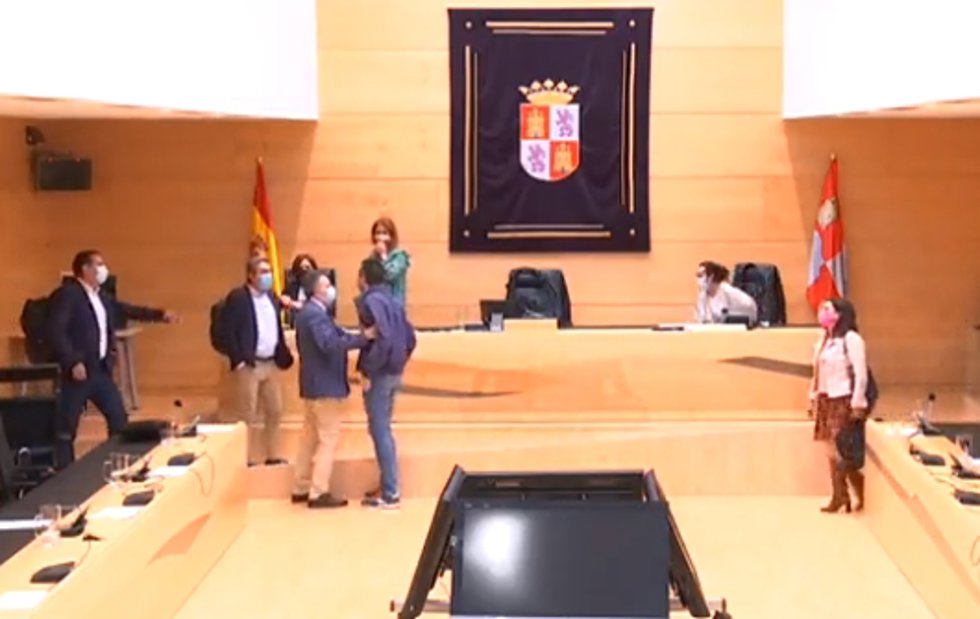 Discusión entre el socialista Pedro González Reglero y el popular Alberto Castro al concluir una Comisión en las Cortes