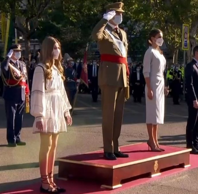 La Infanta Sofía, en su primer acto sin la Princesa Leonor, ha presidido el Desfile Militar con los Reyes