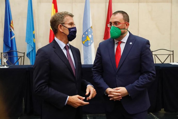 El presidente asturiano, Adrián Barbón, junto al gallego Alberto Nuñez Feijó.